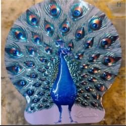 Lata rellena de  bombones en forma de Pavo Real